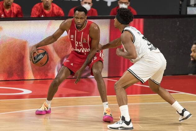 Basketball, Euroleague, day0}.04.2021, FC Bayern München - Armani Olimpia Mailand. Im Bild JaJuan JOHNSON (FC Bayern München, 25) und Zach LEDAY (Armani Olimpia Mailand, 2). München Audi Dome Bayern Deutschland Copyright: Passion2Press.dex xMarkusxFischerx