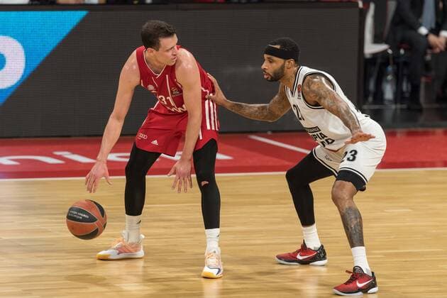Basketball, Euroleague, day0}.04.2021, FC Bayern München - Armani Olimpia Mailand. Im Bild Zan Mark SISKO (FC Bayern München, 31) und Malcolm DELANEY (Armani Olimpia Mailand, 23). München Audi Dome Bayern Deutschland Copyright: Passion2Press.dex xMarkusxFischerx