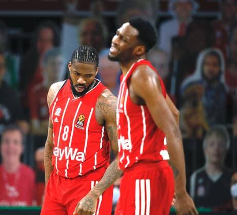 Enttaeuschung ¦ Bayerns 8 Jalen REYNOLDS und Bayerns 25 JaJuan JOHNSON. Basketball, FC Bayern - Mailand, Euroleague, Viertelfinale, Saison 2020-2021, am 28.4.2021 in Muenchen, A U D I D O M E, Deutschland. Quelle Copyright Credit : Oryk HAIST