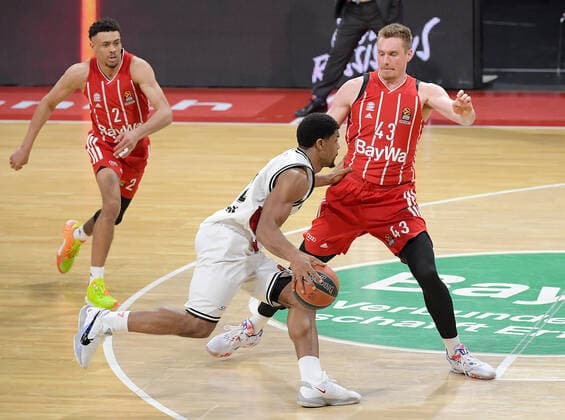 28.04.2021, xemx, Basketball Turkish Airlines Euroleague, FC Bayern Muenchen Basketball - AX Armani Exchange Milan emspor, v.l. Kyle Hines (AX Armani Exchange Milan), Leon Radosevic (FC Bayern Basketball) Zweikampf, Duell, Kampf, tackle Muenchen