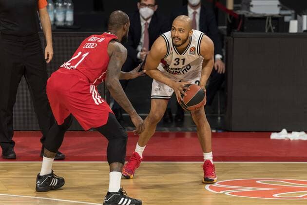 Basketball, Euroleague, day0}.04.2021, FC Bayern München - Armani Olimpia Mailand. Im Bild James GIST III (FC Bayern München, 21) und Shavon SHIELDS (Armani Olimpia Mailand, 31). München Audi Dome Bayern Deutschland Copyright: Passion2Press.dex xMarkusxFischerx