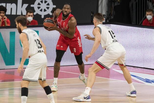 Basketball, Euroleague, day0}.04.2021, FC Bayern München - Armani Olimpia Mailand. Im Bild Jalen REYNOLDS (FC Bayern München, 8) und Kaleb TARCZEWSKI (Armani Olimpia Mailand, 15). München Audi Dome Bayern Deutschland Copyright: Passion2Press.dex xMarkusxFischerx