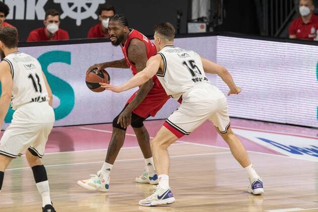 Basketball, Euroleague, day0}.04.2021, FC Bayern München - Armani Olimpia Mailand. Im Bild Jalen REYNOLDS (FC Bayern München, 8) und Kaleb TARCZEWSKI (Armani Olimpia Mailand, 15). München Audi Dome Bayern Deutschland Copyright: Passion2Press.dex xMarkusxFischerx