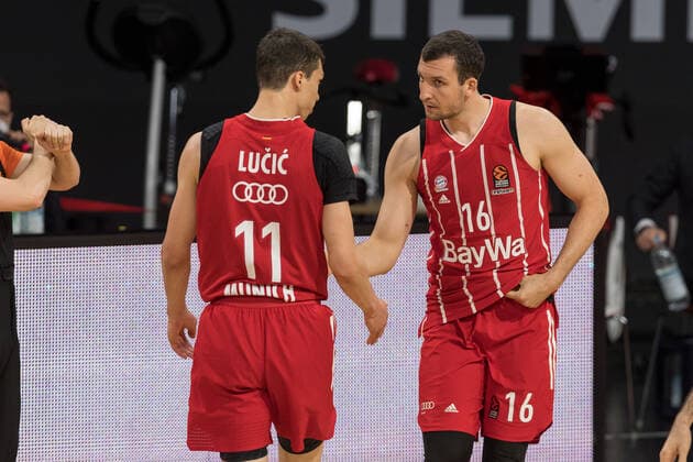 Basketball, Euroleague, day0}.04.2021, FC Bayern München - Armani Olimpia Mailand. Im Bild Vladimir LUCIC (FC Bayern München, 11) undPaul ZIPSER (FC Bayern München, 16) klatschen zur Auswechslung ab. München Audi Dome Bayern Deutschland Copyright: Passion2Press.dex xMarkusxFischerx