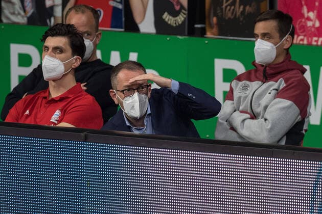 Basketball, Euroleague, day0}.04.2021, FC Bayern München - Armani Olimpia Mailand. Im Bild Sportdirektor des FC Bayern München Basketball Daniele BAIESI sucht jemand auf Tribüne. München Audi Dome Bayern Deutschland Copyright: Passion2Press.dex xMarkusxFischerx