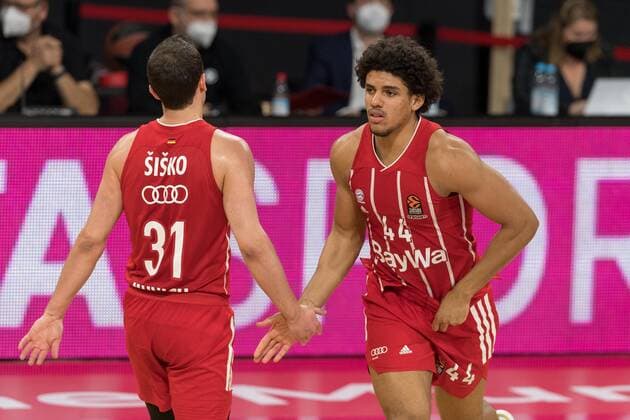 Basketball, Euroleague, day0}.04.2021, FC Bayern München - Armani Olimpia Mailand. Im Bild Zan Mark SISKO (FC Bayern München, 31) und Sasha GRANT (FC Bayern München, 44) klatschen zur Auswechslung ab. München Audi Dome Bayern Deutschland Copyright: Passion2Press.dex xMarkusxFischerx