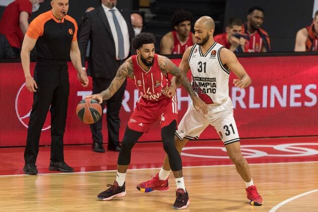 Basketball, Euroleague, day0}.04.2021, FC Bayern München - Armani Olimpia Mailand. Im Bild Dennis Jerome SEELEY (FC Bayern München, 4) und Shavon SHIELDS (Armani Olimpia Mailand, 31). München Audi Dome Bayern Deutschland Copyright: Passion2Press.dex xMarkusxFischerx
