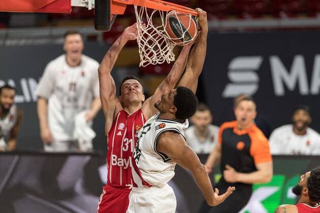 Basketball, Euroleague, day0}.04.2021, FC Bayern München - Armani Olimpia Mailand. Im Bild Zan Mark SISKO (FC Bayern München, 31) verteidigt und Kyle HINES (Armani Olimpia Mailand, 42) Korb. München Audi Dome Bayern Deutschland Copyright: Passion2Press.dex xMarkusxFischerx
