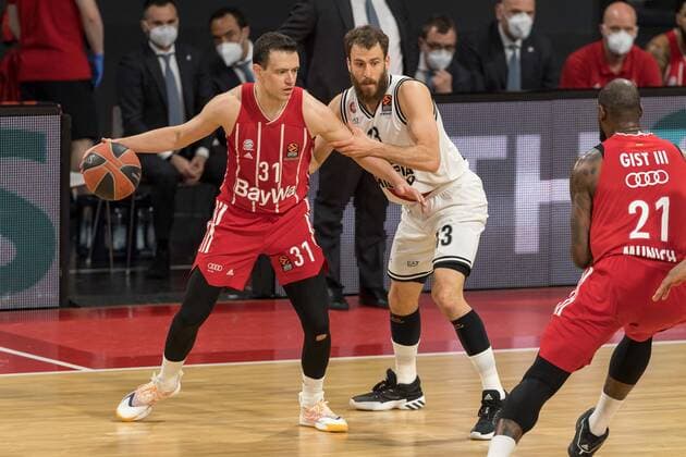 Basketball, Euroleague, day0}.04.2021, FC Bayern München - Armani Olimpia Mailand. Im Bild Zan Mark SISKO (FC Bayern München, 31) und Sergio RODRIGUEZ (Armani Olimpia Mailand, 13). München Audi Dome Bayern Deutschland Copyright: Passion2Press.dex xMarkusxFischerx