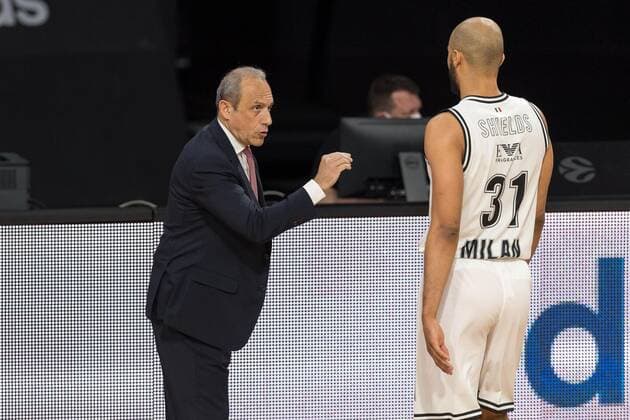 Basketball, Euroleague, day0}.04.2021, FC Bayern München - Armani Olimpia Mailand. Im Bild Head Coach von Armani Olimpia Mailand Ettore MESSINA und Shavon SHIELDS (Armani Olimpia Mailand, 31). München Audi Dome Bayern Deutschland Copyright: Passion2Press.dex xMarkusxFischerx