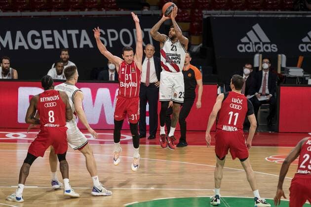 Basketball, Euroleague, day0}.04.2021, FC Bayern München - Armani Olimpia Mailand. Im Bild Zan Mark SISKO (FC Bayern München, 31) und Malcolm DELANEY (Armani Olimpia Mailand, 23). München Audi Dome Bayern Deutschland Copyright: Passion2Press.dex xMarkusxFischerx