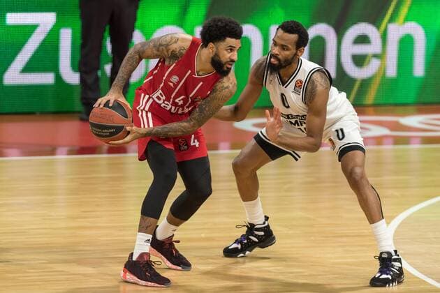 Basketball, Euroleague, day0}.04.2021, FC Bayern München - Armani Olimpia Mailand. Im Bild Dennis Jerome SEELEY (FC Bayern München, 4) und Kevin PUNTER (Armani Olimpia Mailand, 0). München Audi Dome Bayern Deutschland Copyright: Passion2Press.dex xMarkusxFischerx