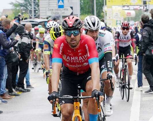 Foto Manuel Geisser 28.04.2021, Radsport 44.Tour de Romandie. 1.EtappeAigle - Martigny Bild : Sonny Colbrelli (ITA) Team Bahrain - Victorious - hinten Peter Sagan (SVK) Team Bora-Hansgrohe Aktion