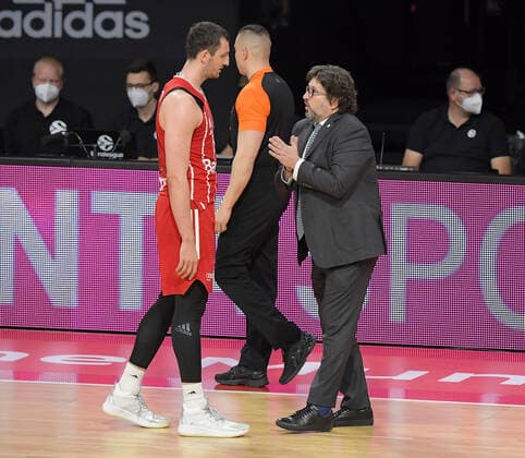 28.04.2021, xemx, Basketball Turkish Airlines Euroleague, FC Bayern Muenchen Basketball - AX Armani Exchange Milan emspor, v.l. Paul Zipser (FC Bayern Basketball), Head Coach Andrea Trinchieri (FC Bayern Basketball) gibt Anweisungen, gestikuliert mit den Armen, gesticulate, gives instructions Muenchen
