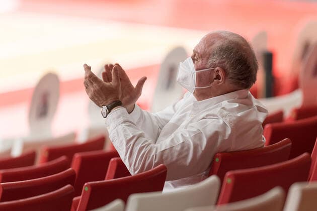 Basketball, Euroleague, day0}.04.2021, FC Bayern München - Armani Olimpia Mailand. Im Bild Ehrenpräsident des FC Bayern München Ulrich Uli HOENEß applaudiert. München Audi Dome Bayern Deutschland Copyright: Passion2Press.dex xMarkusxFischerx