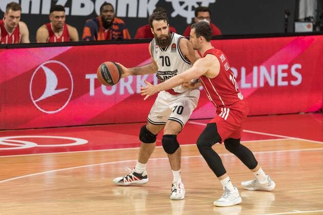 Basketball, Euroleague, day0}.04.2021, FC Bayern München - Armani Olimpia Mailand. Im Bild Luigi DATOME (Armani Olimpia Mailand, 70) und Paul ZIPSER (FC Bayern München, 16). München Audi Dome Bayern Deutschland Copyright: Passion2Press.dex xMarkusxFischerx