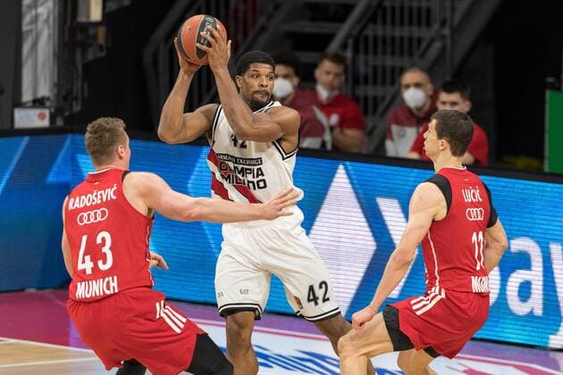 Basketball, Euroleague, day0}.04.2021, FC Bayern München - Armani Olimpia Mailand. Im Bild Leon RADOSEVIC (FC Bayern München, 43), Kyle HINES (Armani Olimpia Mailand, 42) und Vladimir LUCIC (FC Bayern München, 11). München Audi Dome Bayern Deutschland Copyright: Passion2Press.dex xMarkusxFischerx