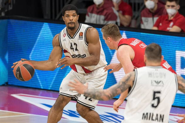 Basketball, Euroleague, day0}.04.2021, FC Bayern München - Armani Olimpia Mailand. Im Bild Kyle HINES (Armani Olimpia Mailand, 42) und Leon RADOSEVIC (FC Bayern München, 43). München Audi Dome Bayern Deutschland Copyright: Passion2Press.dex xMarkusxFischerx