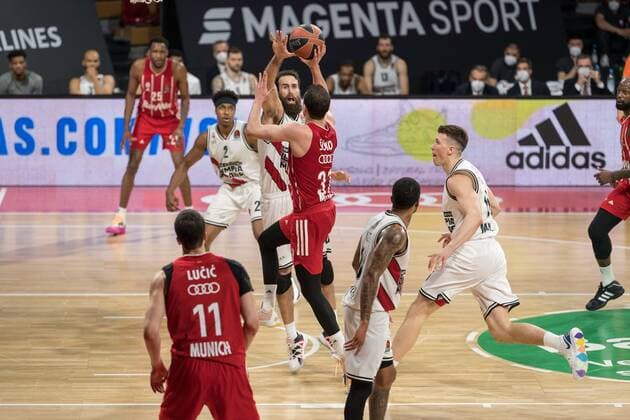 Basketball, Euroleague, day0}.04.2021, FC Bayern München - Armani Olimpia Mailand. Im Bild Luigi DATOME (Armani Olimpia Mailand, 70) verteidigt und Zan Mark SISKO (FC Bayern München, 31) Sprungwurf. München Audi Dome Bayern Deutschland Copyright: Passion2Press.dex xMarkusxFischerx