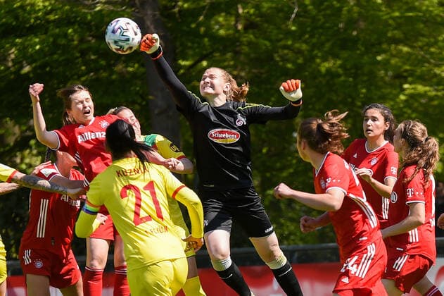 Manon Klett (Torwart Köln, 30) mit Faustabwehr, pariert den Ball, Parade, hält den Ball, Action, Aktion, 28.04.2021, Köln (Deutschland), Fussball, 2. Frauen-Bundesliga Süd, 1. FC Köln - Bayern München II, DFB DFL REGULATIONS PROHIBIT ANY USE OF PHOTOGRAPHS AS IMAGE SEQUENCES AND OR QUASI-VIDEO.