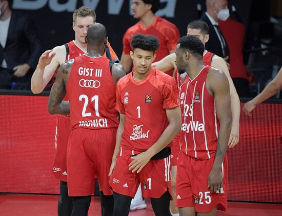 28.04.2021, xemx, Basketball Turkish Airlines Euroleague, FC Bayern Muenchen Basketball - AX Armani Exchange Milan emspor, v.l. Mannschaft, Spieler, jubeln nach Spielende, celebrate at the end of the match Muenchen