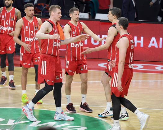 28.04.2021, xemx, Basketball Turkish Airlines Euroleague, FC Bayern Muenchen Basketball - AX Armani Exchange Milan emspor, v.l. Mannschaft, Spieler, jubeln nach Spielende, celebrate at the end of the match Muenchen