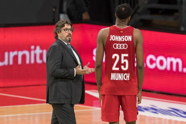 Basketball, Euroleague, day0}.04.2021, FC Bayern München - Armani Olimpia Mailand. Im Bild Head Coach des FC Bayern München Andrea TRINCHIERI und JaJuan JOHNSON (FC Bayern München, 25). München Audi Dome Bayern Deutschland Copyright: Passion2Press.dex xMarkusxFischerx