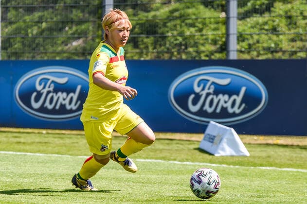Yuka Hirano (Köln, 17) am Ball, Spielszene, Zweikampf, Duell, duel, tackle, tackling, Dynamik, Action, Aktion, 28.04.2021, Köln (Deutschland), Fussball, 2. Frauen-Bundesliga Süd, 1. FC Köln - Bayern München II, DFB DFL REGULATIONS PROHIBIT ANY USE OF PHOTOGRAPHS AS IMAGE SEQUENCES AND OR QUASI-VIDEO.