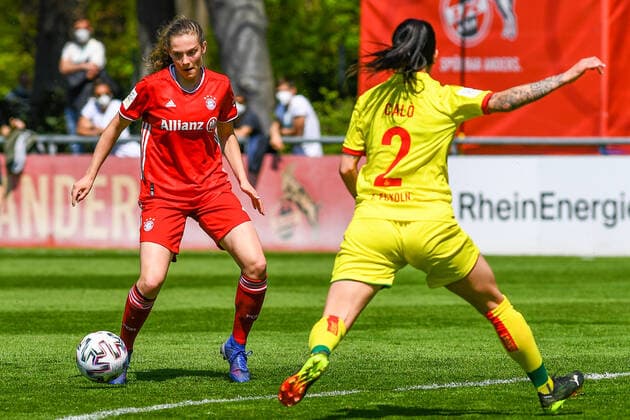 Annika Wohner (FCB II, 8), Francesa Calo (Köln, 2), Zweikampf, Duell, duel, tackle, tackling, Dynamik, Action, Aktion, 28.04.2021, Köln (Deutschland), Fussball, 2. Frauen-Bundesliga Süd, 1. FC Köln - Bayern München II, DFB DFL REGULATIONS PROHIBIT ANY USE OF PHOTOGRAPHS AS IMAGE SEQUENCES AND OR QUASI-VIDEO.
