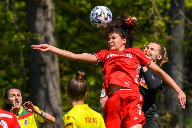 v.li.: Gia Corley (FCB II, 37), Manon Klett (Torwart Köln, 30), Kopfball, header, Zweikampf in der Luft, Aktion, Action, 28.04.2021, Köln (Deutschland), Fussball, 2. Frauen-Bundesliga Süd, 1. FC Köln - Bayern München II, DFB DFL REGULATIONS PROHIBIT ANY USE OF PHOTOGRAPHS AS IMAGE SEQUENCES AND OR QUASI-VIDEO.