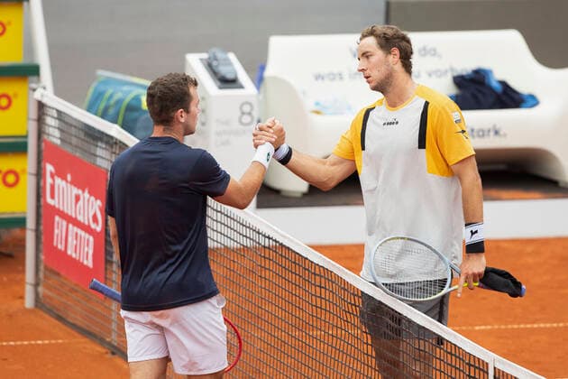 Dominik Koepfer gratuliert dem Sieger Jan-Lennard Struff (GER) Tennis - BMW Open 2021 - ATP, Tennis Herren - MTTC Iphitos - Munich - - Germany - 29 April 2021. Copyright: xJuergenxHasenkopfx