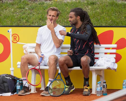 Dustin Brown und Peter Gojowczyk sitzen auf der Bank waehrend der Spielpause, Herren Doppel Tennis - BMW Open 2021 - ATP, Tennis Herren - MTTC Iphitos - Munich - - Germany - 29 April 2021. Copyright: xJuergenxHasenkopfx