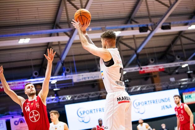 BARMER 2. Basketball Bundesliga ProA Playoff Spieltag 5 Saison 2020 2021 am 29.4.2021 Science City Jena vs Bayer Giants Leverkusen Andrew Smith (Jena) beim Wurf. Links Marko Bacak (Leverkusen) Sparkassen Arena