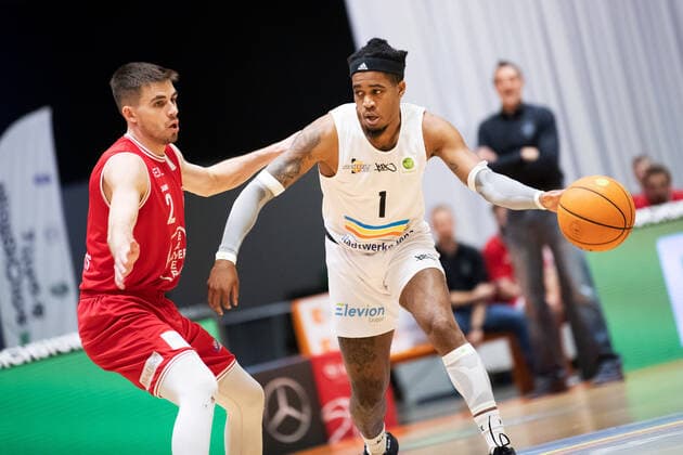 BARMER 2. Basketball Bundesliga ProA Playoff Spieltag 5 Saison 2020 2021 am 29.4.2021 Science City Jena vs Bayer Giants Leverkusen v.re. Kasey Hill (Jena) am Ball gegen Wyatt Christopher Lohaus (Leverkusen) Sparkassen Arena
