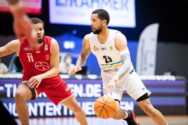 BARMER 2. Basketball Bundesliga ProA Playoff Spieltag 5 Saison 2020 2021 am 29.4.2021 Science City Jena vs Bayer Giants Leverkusen v.re. am Ball Marcus Tyus (Jena) gegen Sheldon Eberhardt (Leverkusen) Sparkassen Arena