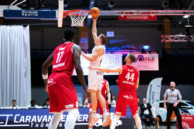 BARMER 2. Basketball Bundesliga ProA Playoff Spieltag 5 Saison 2020 2021 am 29.4.2021 Science City Jena vs Bayer Giants Leverkusen Mitte: Robin Lodders (Jena) mit dem Korbleger gegen rechts Marko Bacak (Leverkusen) Sparkassen Arena
