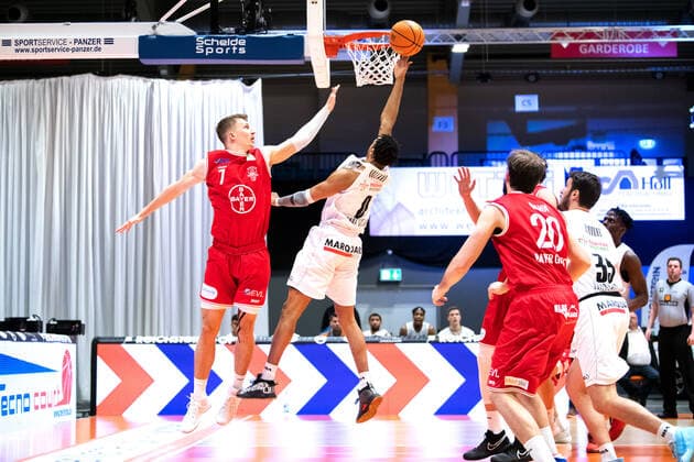 BARMER 2. Basketball Bundesliga ProA Playoff Spieltag 5 Saison 2020 2021 am 29.4.2021 Science City Jena vs Bayer Giants Leverkusen Mitte: Demarcus Holland (Jena) beim Korbleger gegen links Grant Dressler (Leverkusen) Sparkassen Arena