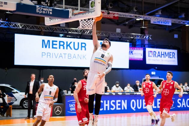 BARMER 2. Basketball Bundesliga ProA Playoff Spieltag 5 Saison 2020 2021 am 29.4.2021 Science City Jena vs Bayer Giants Leverkusen Julius Wolf (Jena) mit dem Dunking Sparkassen Arena