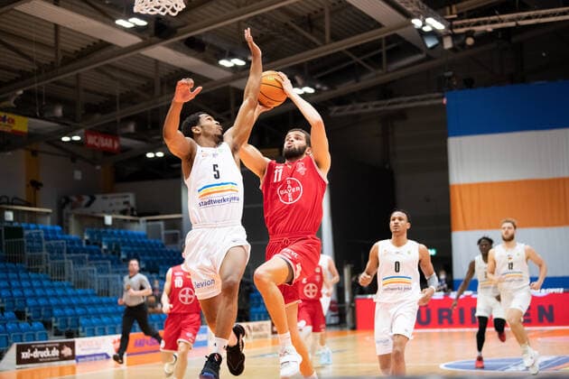 BARMER 2. Basketball Bundesliga ProA Playoff Spieltag 5 Saison 2020 2021 am 29.4.2021 Science City Jena vs Bayer Giants Leverkusen v.re. beim Korbleger Sheldon Eberhardt (Leverkusen) gegen Zamal Nixon (Jena) Sparkassen Arena