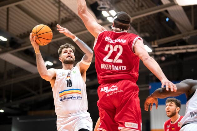 BARMER 2. Basketball Bundesliga ProA Playoff Spieltag 5 Saison 2020 2021 am 29.4.2021 Science City Jena vs Bayer Giants Leverkusen v.li. Julius Wolf (Jena) beim Korbleger gegen Dennis Heinzmann (Leverkusen) Sparkassen Arena