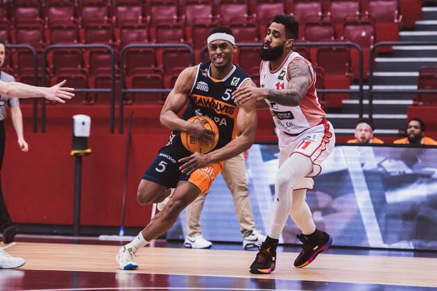 ProA: Playoffs - Artland Dragons vs. ROSTOCK SEAWOLVES, 29.04.2021 Christopher John Carter (Rostock Seawolves, 5), Gerel David Simmons (Artland Dragons, 11); ProA: Playoffs - Artland Dragons vs. ROSTOCK SEAWOLVES am 29.04.2021 in Quakenbrueck (Artland Arena), Germany, Copyright: xBEAUTIFULxSPORTS Neddermannx