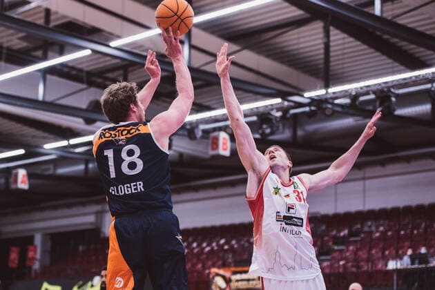 ProA: Playoffs - Artland Dragons vs. ROSTOCK SEAWOLVES, 29.04.2021 Till Gloger (Rostock Seawolves, 18), Robert Oehle (Artland Dragons, 31); ProA: Playoffs - Artland Dragons vs. ROSTOCK SEAWOLVES am 29.04.2021 in Quakenbrueck (Artland Arena), Germany, Copyright: xBEAUTIFULxSPORTS Neddermannx