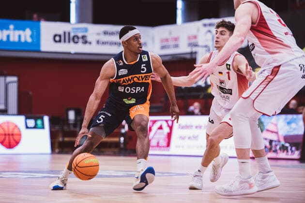 ProA: Playoffs - Artland Dragons vs. ROSTOCK SEAWOLVES, 29.04.2021 Christopher John Carter (Rostock Seawolves, 5), Zachary Christopher Ensminger (Artland Dragons, 1); ProA: Playoffs - Artland Dragons vs. ROSTOCK SEAWOLVES am 29.04.2021 in Quakenbrueck (Artland Arena), Germany, Copyright: xBEAUTIFULxSPORTS Neddermannx