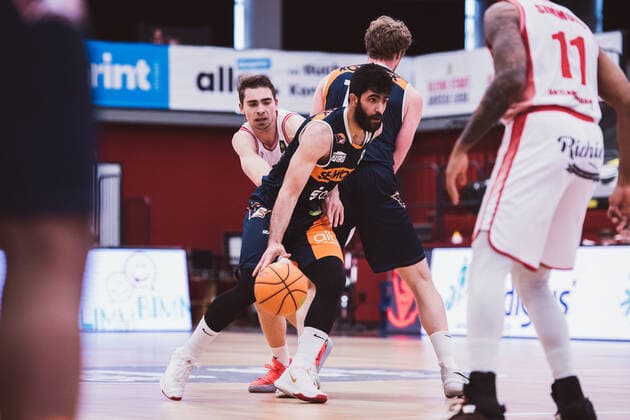 ProA: Playoffs - Artland Dragons vs. ROSTOCK SEAWOLVES, 29.04.2021 Behnam Yakhchali Dehkordi (Rostock Seawolves, 8), Adrian Breitlauch (Artland Dragons, 7), Till Gloger (Rostock Seawolves, 18); ProA: Playoffs - Artland Dragons vs. ROSTOCK SEAWOLVES am 29.04.2021 in Quakenbrueck (Artland Arena), Germany, Copyright: xBEAUTIFULxSPORTS Neddermannx