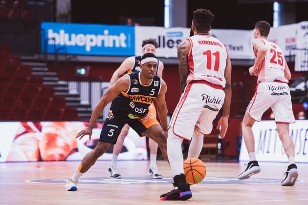 ProA: Playoffs - Artland Dragons vs. ROSTOCK SEAWOLVES, 29.04.2021 Christopher John Carter (Rostock Seawolves, 5), Gerel David Simmons (Artland Dragons, 11); ProA: Playoffs - Artland Dragons vs. ROSTOCK SEAWOLVES am 29.04.2021 in Quakenbrueck (Artland Arena), Germany, Copyright: xBEAUTIFULxSPORTS Neddermannx
