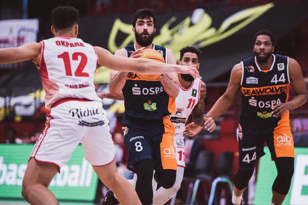 ProA: Playoffs - Artland Dragons vs. ROSTOCK SEAWOLVES, 29.04.2021 Behnam Yakhchali Dehkordi (Rostock Seawolves, 8), Leon Iduma Okpara (Artland Dragons, 12), Gerel David Simmons (Artland Dragons, 11), Keith Andre Wright (Rostock Seawolves, 44); ProA: Playoffs - Artland Dragons vs. ROSTOCK SEAWOLVES am 29.04.2021 in Quakenbrueck (Artland Arena), Germany, Copyright: xBEAUTIFULxSPORTS Neddermannx