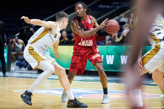 R. Lowery (Nr. 8 soliver Wuerzburg) gegen Lukas Wank (Nr. 0 Basketball Loewen Braunschweig) Basketball Loewen Braunschweig - soliver Wuerzburg Basketball Loewen Braunschweig - soliver Wuerzburg, Basketball, BBL, Saison 2020 2021, 29.04.2021 Braunschweig Copyright: xEibner-Pressefoto DanielxReineltx EP_DRT