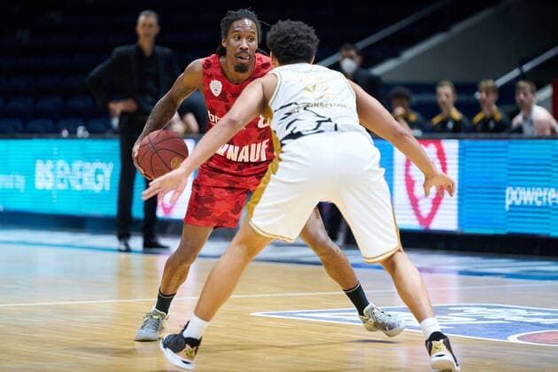 R. Lowery (Nr. 8 soliver Wuerzburg) gegen James Robinson (Nr. 8 Basketball Loewen Braunschweig) Basketball Loewen Braunschweig - soliver Wuerzburg Basketball Loewen Braunschweig - soliver Wuerzburg, Basketball, BBL, Saison 2020 2021, 29.04.2021 Braunschweig Copyright: xEibner-Pressefoto DanielxReineltx EP_DRT