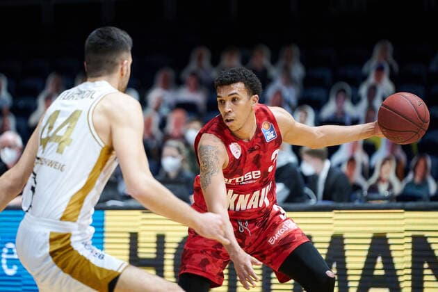 T. Ward (Nr. 3 soliver Wuerzburg) gegen B. Turudic (Nr. 44 Basketball Loewen Braunschweig) Basketball Loewen Braunschweig - soliver Wuerzburg Basketball Loewen Braunschweig - soliver Wuerzburg, Basketball, BBL, Saison 2020 2021, 29.04.2021 Braunschweig Copyright: xEibner-Pressefoto DanielxReineltx EP_DRT