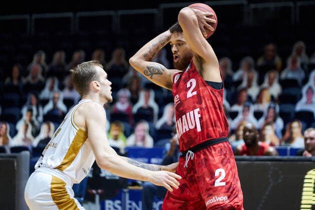 B. Chapman (Nr. 2 soliver Wuerzburg) gegen B. Turudic (Nr. 44 Basketball Loewen Braunschweig) Basketball Loewen Braunschweig - soliver Wuerzburg Basketball Loewen Braunschweig - soliver Wuerzburg, Basketball, BBL, Saison 2020 2021, 29.04.2021 Braunschweig Copyright: xEibner-Pressefoto DanielxReineltx EP_DRT